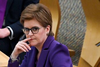 La ministra principal escocesa, Nicola Sturgeon, en una sesión en el Parlamento de Holyrood. (Jeff J.MITCHELL/AFP)