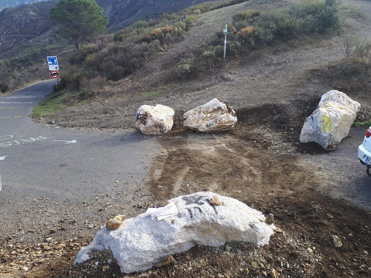 Las enormes piedras que cerraban la frontera, retiradas por activistas independentistas. (FEM CATALUNYA NORD)