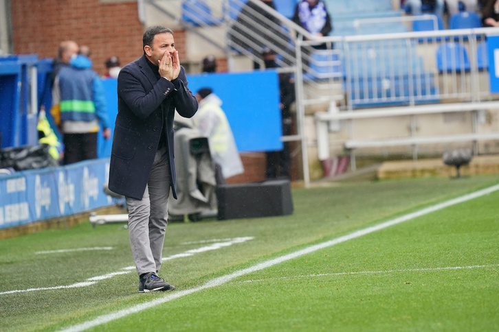 Javier Calleja da órdenes a sus jugadores del Alavés en un partido de Liga. (Endika PORTILLO/FOKU)
