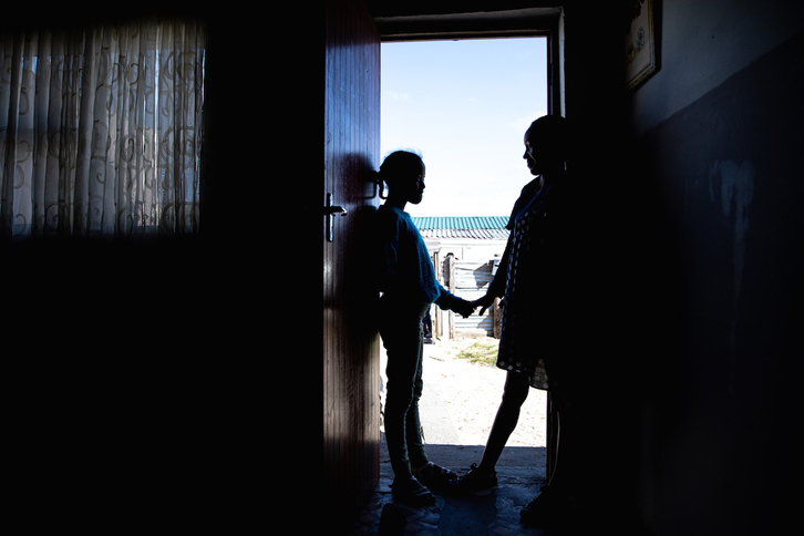 Una madre con su hija de 12 años, atendidas en programas de Unicef, en Ciudad del Cabo. (Karim SHERMBRUCKER/UNICEF)