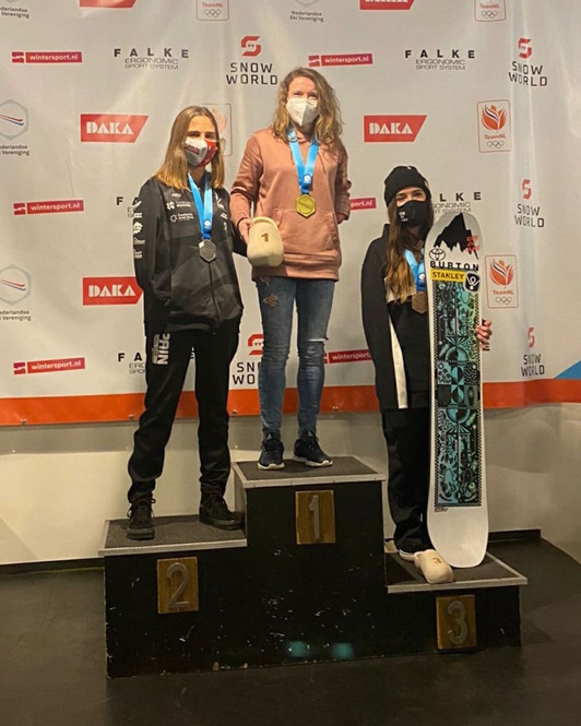 Irati Idiazkez posa en el segundo cajón de Landgraaf (Países Bajos) con su medalla de plata. (FEDDF)