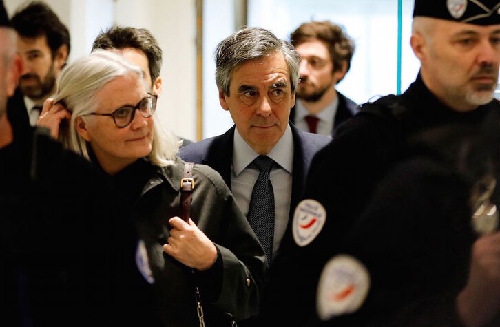 El ex primer ministro francés, François Fillon, y su esposa, Penelope Fillon, captados en el juzgado durante el juicio, en marzo pasado. (Thomas SAMSON/AFP)