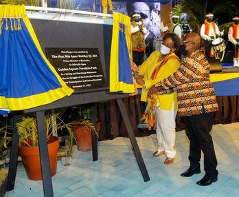La primera ministra, Mia Mottley, descubre una placa en honor de los luchadores por la independencia de Barbados. (Randy BROOKS/AFP)