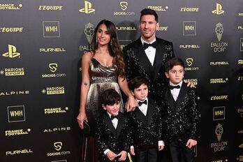 Leo Messi posa con su familia antes de acceder al recinto donde se ha celebrado la gala del Balón de Oro. (Anne-Christine POUJOULAT/AFP)