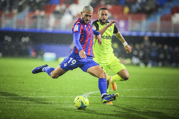 Stoichkov, autor del segundo gol azulgrana, remata junto al exarmero Juncà, que ha acabado expulsado. (Jaizki Fontaneda/Foku)