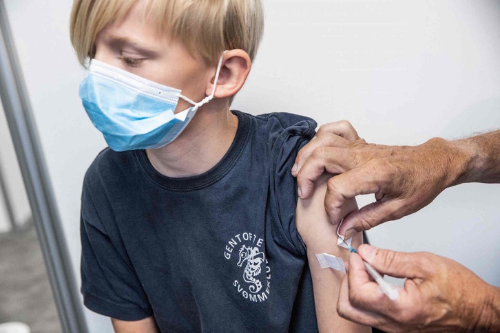 Un niño de 10 años vacunado el domingo en Dinamarca. (Olafur STEINAR GESTSSON | AFP) 