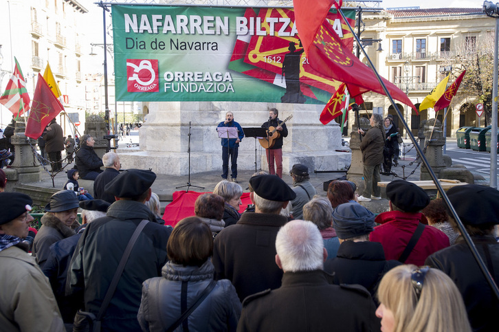 Acto de Orreaga Fundazioa ante el Monumento a los Fueros, en una imagen de archivo. (Iñigo URIZ / FOKU)