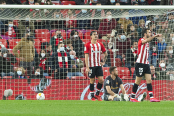 Simón, Dani García y Lekue lamentan uno de los goles encajados ante el Granada. (Monika DEL VALLE / FOKU)