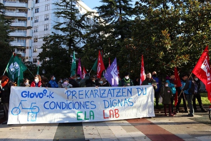 La concentración que se ha realizado esta mañana ante los juzgados de Gasteiz. (LAB sindikatua)