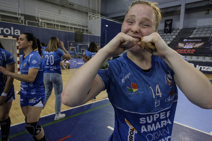 Malena Cavo celebra el título liguero conquistado con el Bera Bera. (Jon URBE/FOKU)