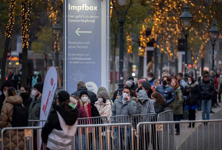 Gente haciendo cola para vacunarse en Viena. (Joe KLAMAR/AFP)