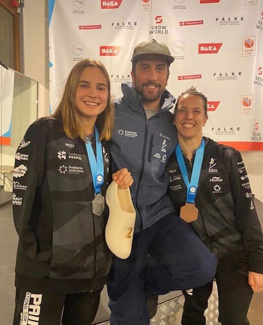 Irati Idiakez posa con su medalla de plata, la primera de las dos, lograda ayer lunes. (BASQUE TEAM)