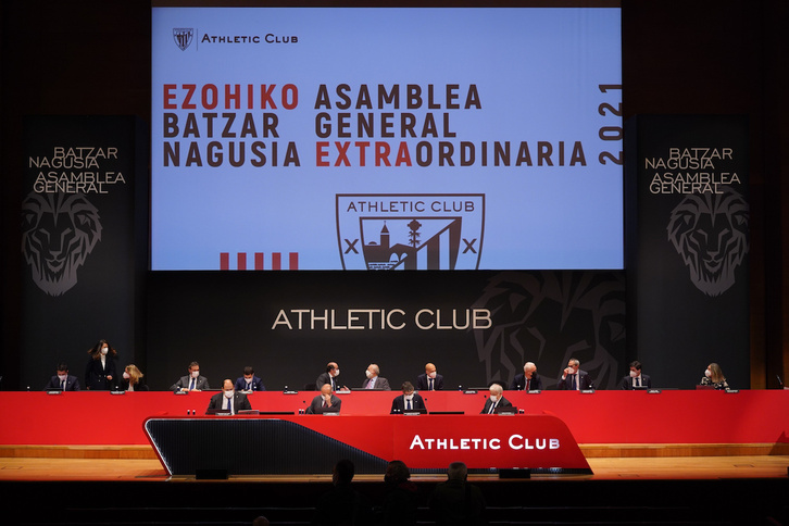 La Junta Directiva del Athletic en la Asamblea celebrada en el palacio Euskalduna. (Aritz LOIOLA / FOKU)