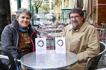 Itxaro Borda eta Iban Zaldua idazleak, Donostian egindako aurkezpenaren atarian. (Maialen ANDRES / FOKU)