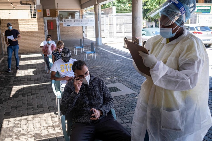 Una sanitaria realiza test este martes en Johannesburgo. (Emmanuel CROSET)