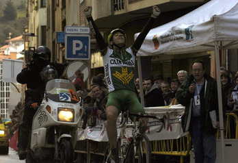 Mikel Nieve celebra su mayor victoria con el Caja Rural amateur en 2007 en el Valenciaga. (Raúl BOGAJO/FOKU)