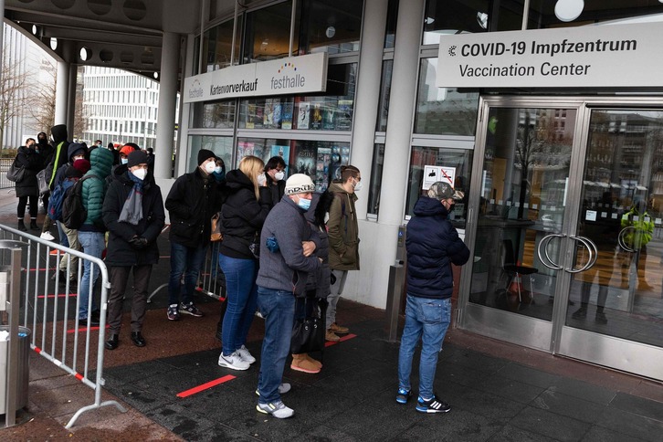 Colas en un centro de vacunación en  Frankfurt. (YANN SCHREIBER / AFP)