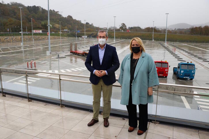 Markel Olano, diputado general, y Aintzane Oiarbide, responsable de Infraestructuras Viarias, en el CIT de Astigarraga. (Gipuzkoako Aldundia)