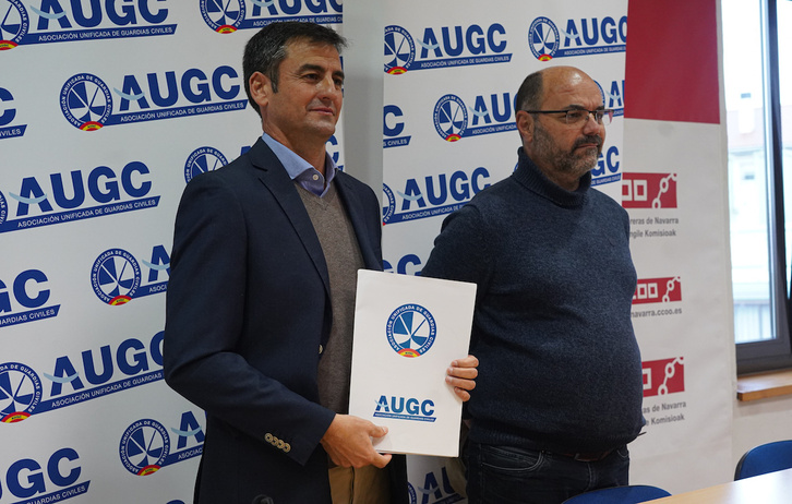 Juan Fernández, secretario general de la AUGC, y Miguel Ángel Gutiérrez, responsable de la asociación en Nafarroa, hoy en Iruñea. (Jagoba MANTEROLA/FOKU)