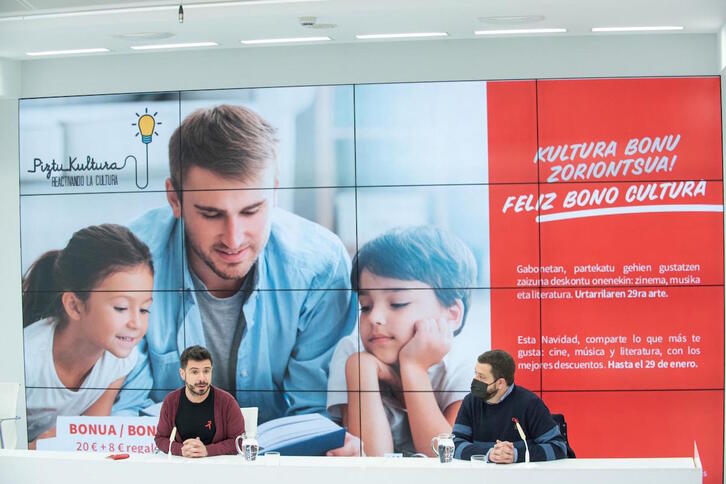 El diputado de Cultura, Harkaitz Millán, y el presidente del Gremio de Libreros de Gipuzkoa, Adolfo López Chocarro, han presentado la nueva campaña. (GIPUZKOAKO DIPUTAZIOA)