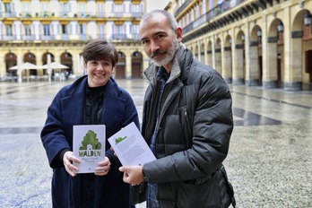 Danele Sarriugarte eta Antoni Casado da Rocha, ‘Walden’-en euskarazko itzulpena aurkezten, asteazkenean Donostian. (Maialen ANDRES/FOKU)