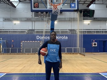Imagen de Lena Niang en su presentación con IDK Euskotren. (IBAETA BASKET)