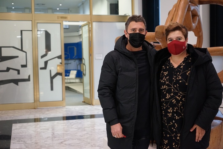 Zigor Ibarzabal y Nekane Artola han comparecido este miércoles en la ponencia de Educación. (Ikastolen Elkartea)