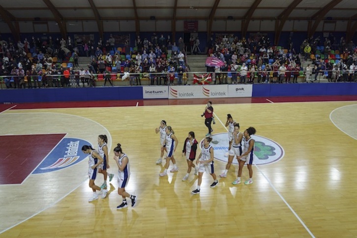 Desolación entre las jugadoras de Lointek Gernika Bizkaia tras su eliminación. (Aritz LOIOLA / FOKU)