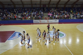 Desolación entre las jugadoras de Lointek Gernika Bizkaia tras su eliminación. (Aritz LOIOLA / FOKU)