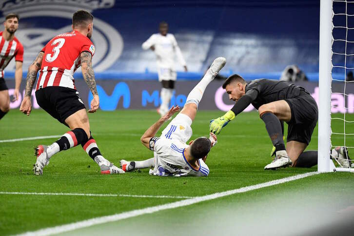 El Athletic ha sufrido con las acometidas de Benzema. (Phierre-Philippe MARCOU / AFP)
