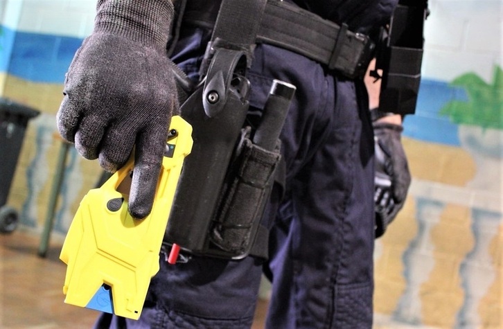 Un mosso con una pistola táser, en una imagen de archivo. (EUROPA PRESS)