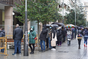 Colas en Iruñea para obtener el pasaporte covid. (Jagoba MANTEROLA / FOKU)