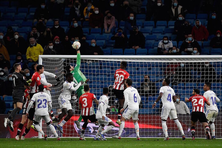 Unai Simón subió a rematar la última jugada en el Bernabéu, pero Courtois se mostró intratable. (Pierre-Philippe MARCOU / AFP)