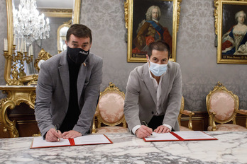 El consejero Santos y el presidente de la FNMC, Castillo, en la firma del acuerdo. (Gobierno de NAFARROA)