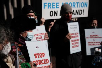 Un grupo de manifestantes a favor del derecho a abortar se reúne fuera de un tribunal. (Spencer PLATT/AFP)