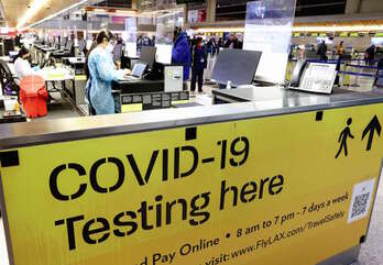 Punto de control del coronavirus en el aeropuerto de Los Ángeles. En EEUU las medidas se han intensificado tras la aparición de la variante ómicron. (Mario TAMA/GETTY IMAGES-AFP)