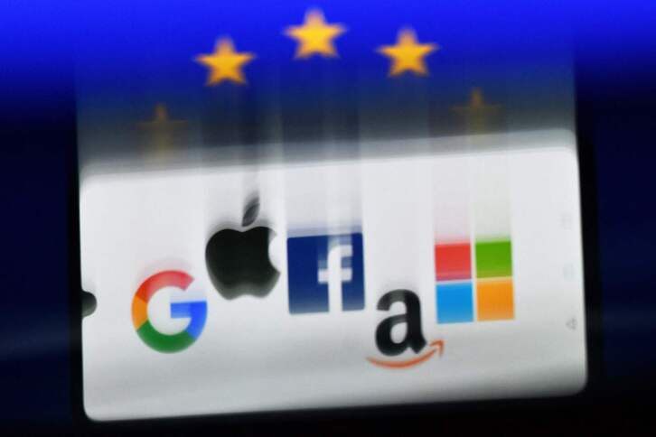 La Ley de Servicios Digitales de la UE pretende que las plataformas digitales, especialmente las redes sociales o los motores de búsqueda, cumplan con la legislación comunitaria. (Justin TALLIS/AFP)