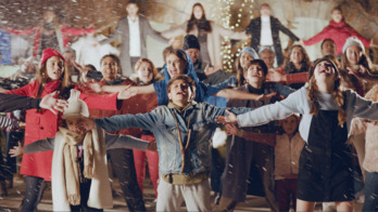 Uno de los números musicales infantiles de esta comedia familiar navideña. (NAIZ)