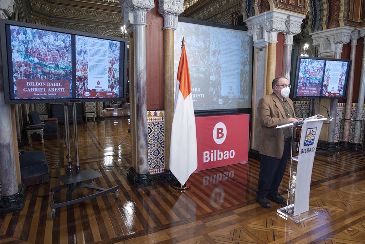 ‘Bilbon dabil Gabriel Aresti’ liburua aurkeztu du Karmelo Landak udaletxean. (Bilboko Udala)