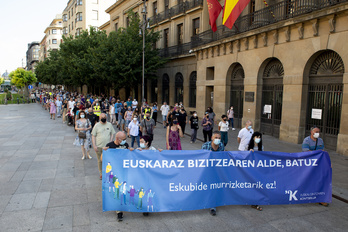 Hizkuntza eskubideen murrizketen aurka uztailean eginiko manifestazioa, Iruñean, Gobernuaren egoitza parean. (Iñigo URIZ/FOKU)