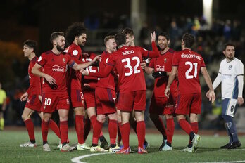Barbero es felicitado por sus compañeros tras marcar el primer gol de Osasuna. (CA Osasuna)