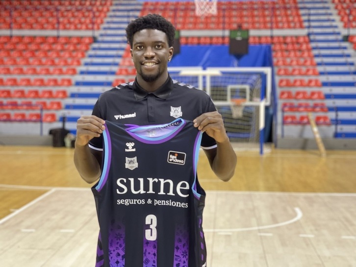Khyri Thomas, posando con su nueva camiseta. (BILBAO BASKET)