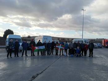 Errefuxiatuen kanpalekuetara bidean den lagun taldea. Argazkia @tolosaldeataria