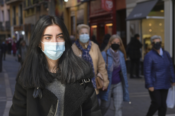 Transeúntes con mascarilla en Alde Zaharra de Iruñea. (Idoia ZABALETA/FOKU)
