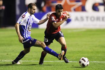 Duelo entre Osasuna y Depor en el partido de vuelta de la cuarta ronda de la Copa de la temporada 2010-2011. (Iñigo URIZ/FOKU)