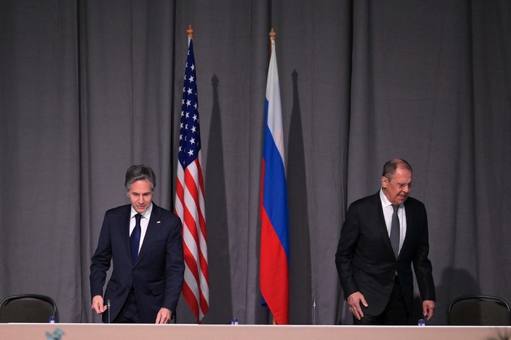 Los jefes de la diplomacia de EEUU, Antony Blinken, y de Rusia, Serguei Lavrov. (JONATHAN NACKSTRAND/AFP)