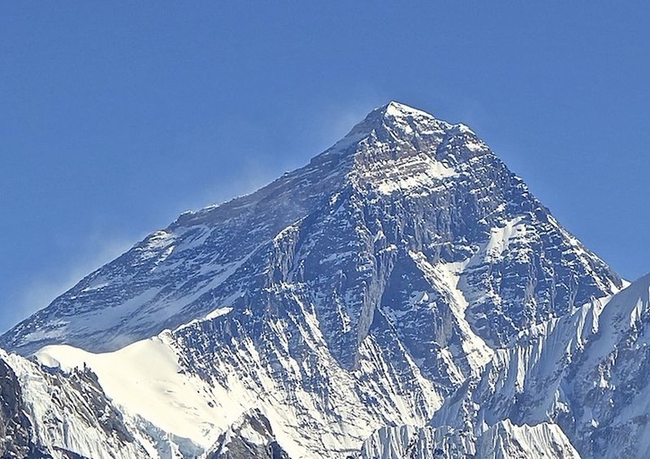 El monte Everest sigue atrayendo a un sinfín de montañeros. (NAIZ)