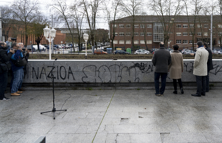 Cargos del PNV ante los medios de comunicación en la estación del tren de Gasteiz. (Raul BOGAJO/FOKU)