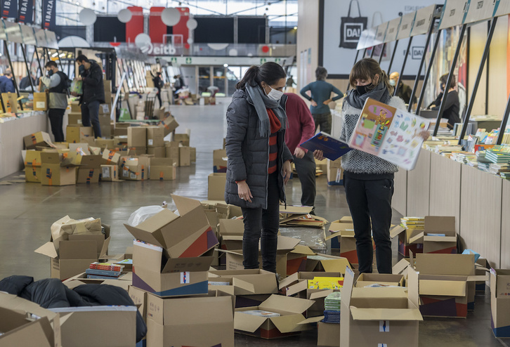 Landako Gunean lanean ari ziren atzo, erakusmahaiak antolatzen. Bigarren edizio pandemikoan, zalantzak azken unera arte izan diren arren, hitzordu garrantzitsu hau martxan da. (Andoni CANELLADA/FOKU)