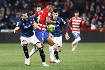 Laguardia y Martín tratan de frenar a Luis Suárez. (Antonio L. JUAREZ/LA OTRA FOTO)